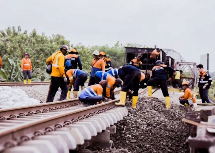 Petugas PT KAI terus berupaya memulihkan jalur kereta api terdampak banjir di Kabupaten Grobogan, Jawa Tengah. (ANTARA/Lingkarjateng.id)