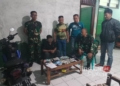 Anggota Koramil 07/Sukorejo Sukorjo Kodim 0715/Kendal Serda Deddy Bayu Kurniawan dan Serda Sisaro saat menangkap pengedar obat-obatan terlarang di kios kopi di Dusun Sodagaran, Desa Sukorejo, Kecamatan Sukorejo, Kabupaten Kendal, pada Minggu, 16 Februari 2025. (Dok. HMS/Lingkarjateng.id)