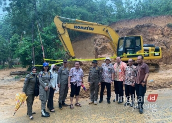 Penertiban tambang ilegal yang dilakukan Cabang Dinas Energi dan Sumber Daya Mineral (ESDM) Wilayah Kendeng Muria bersama Forkompinda Kabupaten Pati di Kecamatan Sukolilo pada 2024 lalu. (Setyo Nugroho/Lingkarjateng.id)