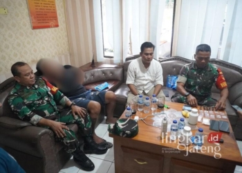 Babinsa Kertosari Serma Wahadi Anggota Koramil 15/Singorojo Kodim 0715/Kendal menggerebek pengedar narkoba di rumah kontrakan di Dusun Brayo Timur RT 01/RW 03 Desa Kertosari, Kecamatan Singorojo, Kabupaten Kendal , pada Sabtu, 8 Februari 2025. (Dok. HMS/Lingkarjateng.id)