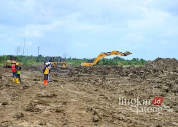 Para pekerja sedang mengerjakan proyek normalisasi Sungai Wulan di Dukuh Goleng, Desa Pasuruhan Lor, Kecamatan Jati, Kabupaten Kudus, pada Kamis, 6 Februari 2025. (Nisa Hafizhotus S./Lingkarjateng.id)