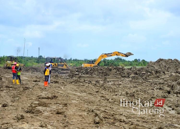 Pengerjaan proyek normalisasi Sungai Wulan di Kudus