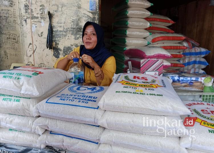 Seorang pedagang beras di Pasar Blauran, Kota Salatiga saat menunggu konsumen. (Angga Rosa/Lingkarjateng.id)