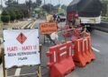 Sejumlah rambu peringatan perbaikan jalan dipasang di Jalan Gatot Subroto yang ada di Kecamatan Ungaran Barat, Kabupaten Semarang, Selasa, 18 Februari 2025. (Hesty Imaniar/Lingkarjateng.id)