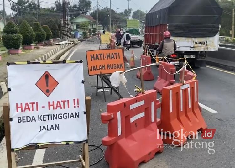 Sejumlah rambu peringatan perbaikan jalan dipasang di Jalan Gatot Subroto yang ada di Kecamatan Ungaran Barat, Kabupaten Semarang, Selasa, 18 Februari 2025. (Hesty Imaniar/Lingkarjateng.id)