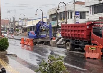 Kena Efisiensi, Anggaran Infrastruktur Jalan di Kabupaten Semarang Dipangkas Rp 9 Miliar 28 Salah satu jalan milik Pemkab Semarang yaitu Jalan Jenderal Sudirman di Ambarawa tengah dilakukan perbaikan dan penataan pada Senin, 24 Februari 2025. (Hesty Imaniar/Lingkarjateng.id)