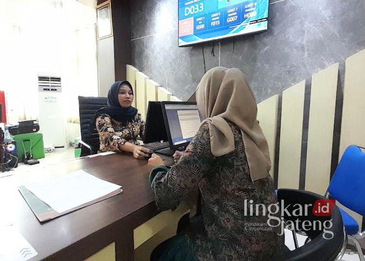 BERI PELAYANAN: Petugas Dinas Penanaman Modal dan Pelayanan Terpadu Satu Pintu melayani permohonan nomor induk berusaha di Mal Pelayanan Publik Blora. (Eko Wicaksono/Lingkarjateng.id)