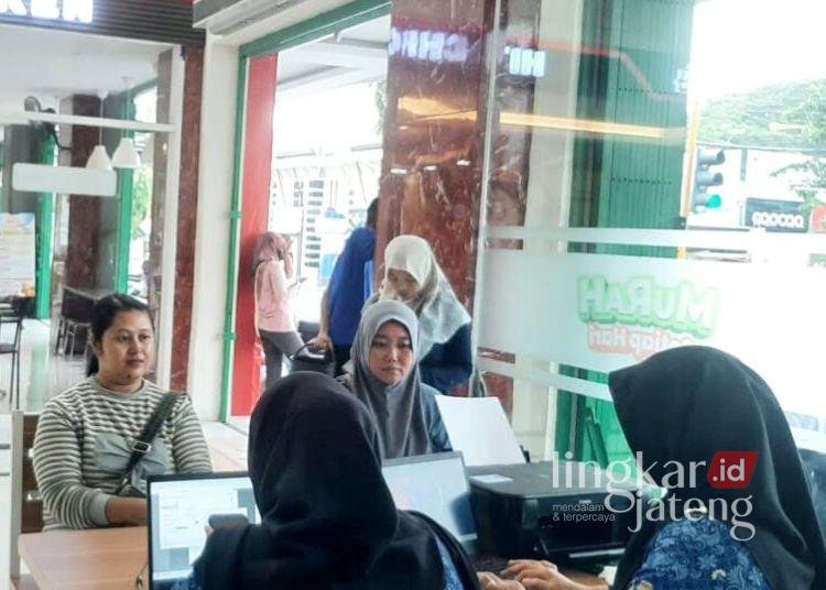 BERI PELAYANAN: Petugas DPMPTSP melayani masyarakat dalam membuat nomor induk berusaha di MD Mall Blora. (DPMPTSP Blora/Lingkarjateng.id)