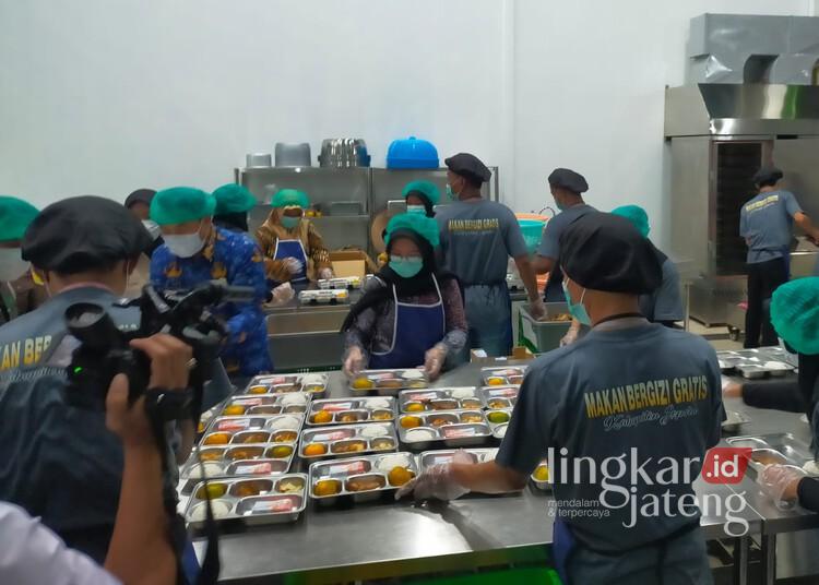 Perdana, Program Makan Bergizi Gratis di Jepara Sasar 2.262 Siswa 25 Proses penyiapan menu program makan bergizi gratis (MBG) di Dapur Unit SPPD 002 Desa Ngabul, Kecamatan Tahunan, Kabupaten Jepara, pada Senin, 17 Februari 2025. (Tomi Budianto/Lingkarjateng.id)