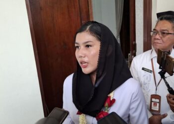 Wakil Bupati Kudus, Bellinda Putri Sabrina Birton, saat sampai di Pendopo Kabupaten Kudus, Jumat, 21 Februari 2025. (Nisa Hafizhotus. S/Lingkarjateng.id)