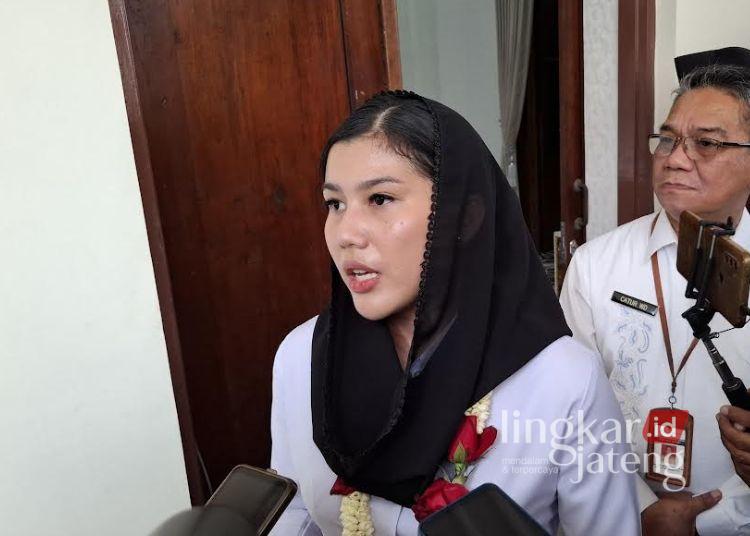 Wakil Bupati Kudus, Bellinda Putri Sabrina Birton, saat sampai di Pendopo Kabupaten Kudus, Jumat, 21 Februari 2025. (Nisa Hafizhotus. S/Lingkarjateng.id)