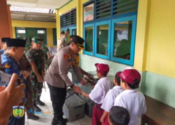 DISTRIBUSI: Suasana pendistribusian makanan bergizi kepada siswa-siswi di Kecamatan Tahunan, Kabupaten Jepara, pada Senin, 17 Februari 2025. (Tomi Budianto/Lingkarjateng.id)