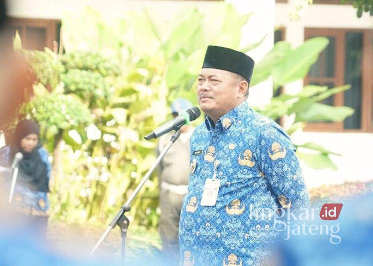 Pejabat (Pj) Bupati Pati, Sujarwanto Dwiatmoko dalam upacara apel di lingkungan Setda Pati pada Senin, 17 Februari 2025. (Setyo Nugroho/Lingkarjateng.id)