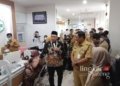 Pj. Gubernur Jateng, Nana Sudjana, saat meninjau pelaksanaan program pemeriksaan kesehatan gratis (PKG) hari ulang tahun di Puskesmas Pandanaran Semarang pada Senin, 10 Februari 2025. (Syahril Muadz/Lingkarjateng.id)