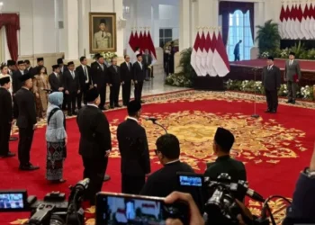 Presiden RI Prabowo Subianto saat melantik Brian Yuliarto sebagai Mendiktisaintek, Kepala Badan Pengawasan Keuangan dan Pembangunan (BPKP) Muhammad Yusuf Ateh, Wakil Kepala BPKP Agustina Arumsari, kemudian Kepala Badan Pusat Statistik (BPS) Amalia Adininggar Widyasanti, Wakil Kepala BPS Sonny Harry Budiutomo di Istana Negara, Jakarta, Rabu sore, 19 Februari 2025. (ANTARA/Lingkarjateng.id)