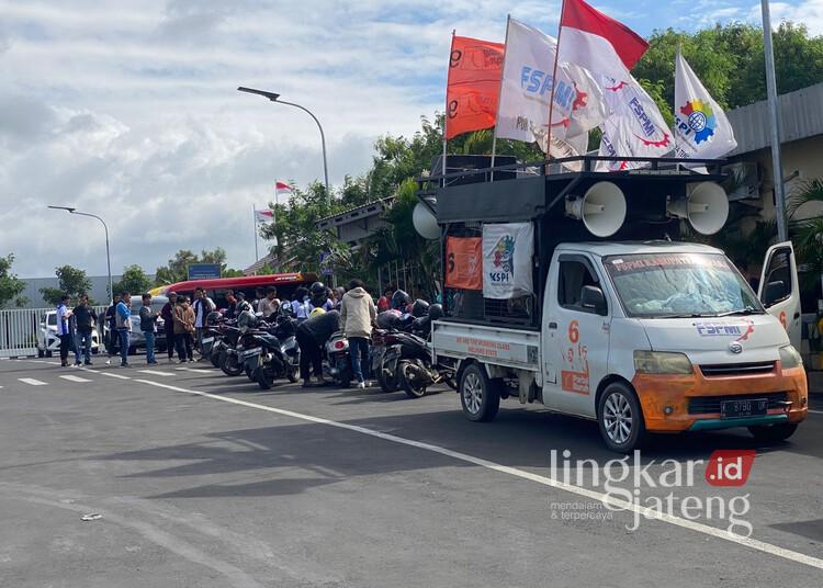 Ratusan buruh Jepara bersiap menuju ke Kantor Gubernur Jateng