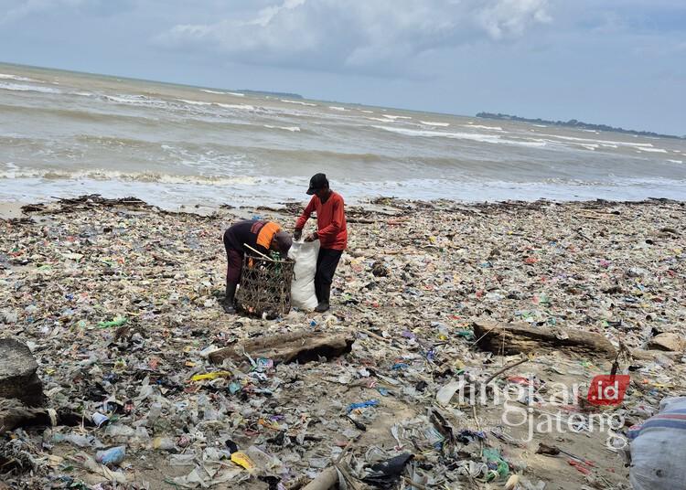 Sampah di Pantai Teluk Awur Jepara