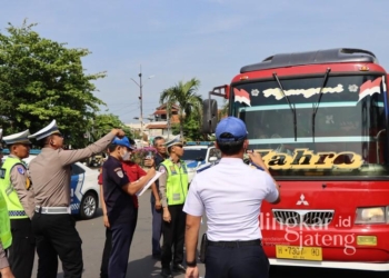 Satlantas Polres Kendal saat menggelar ramp check bus angkutan umum pada Kamis, 13 Februari 2025. (Dok. Polres Kendal/Lingkarjateng.id)