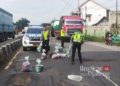 Satlantas Polres Kendal saat melaksanakan kegiatan penandaan dan penambalan jalan berlubang di Jalan Pantura Pucangrejo, Kabupaten Kendal, pada Rabu, 12 Februari 2025 pagi. (Dok. Satlantas Polres Kendal/Lingkarjateng.id)