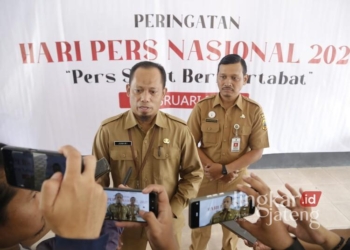 Sekretaris Daerah (Sekda) Kabupaten Pati, Jumani, saat diwawancarai di Halaman Markas Persatuan Wartawan Indonesia (PWI) Pati pada Senin, 10 Februari 2025. (Setyo Nugroho/Lingkarjateng.id)