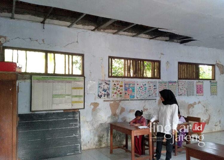 Kondisi ruang kelas rusak di salah satu sekolah di Kabupaten Blora. (Dok. LaporGub/Lingkarjateng.id)