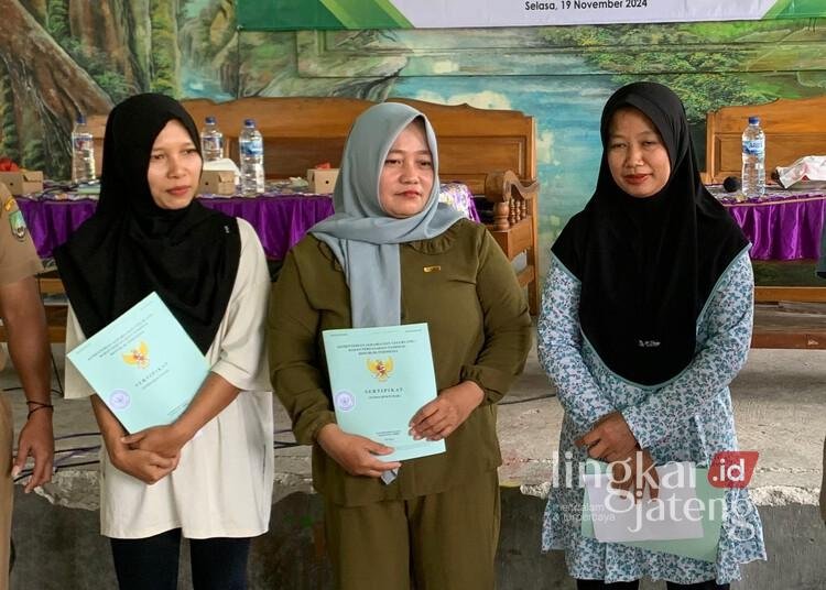 Pembagian sertifikat hak tas tanah (SHAT) kepada warga Desa Nglorohgunung, Kecamatan Jepon, Kabupaten Blora, tahun 2024 lalu. (Dok. BPN Blora/Lingkarjateng.id)