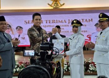 Sertijab Bupati-Wabup Kendal, Tika-Benny Komitmen Lanjutkan Program Dico-Basuki 26 Dico M. Ganinduto dan Windu Suko Basuki saat menyerahkan jabatan Buapti-Wakil Bupati Kendal secara simbolis kepada Dyah Kartika Permanasari dan Benny Karnadi di Pendopo Kabupaten Kendal pada Kamis malam, 20 Februari 2025. (Unggul Priambodo/Lingkarjateng.id)