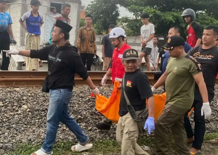 Petugas saat mengevakuasi jenazah korban tewas akibat terabrak kereta api di perlintasan sebidang Jalan Kokrosono, Kota Semarang, pada Kamis, 13 Februari 2025. (ANTARA/Lingkarjateng.id)