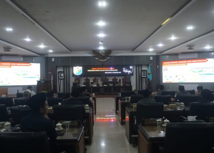 Suasana sosialisasi Kamus Usulan Pokir yang digelar DPRD Kota Pekalongan di ruang sidang paripurna pada Senin sore, 24 Februari 2025. (Fahri Akbar/Lingkarjateng.id)