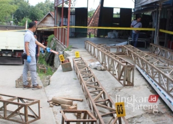 Petugas Polsek Jaken saat melakukan olah TKP di lokasi warga Blora tersengat listrik di Desa Ronggo, RT 03/RW 06, Kecamatan Jaken, Kabupaten Pati, pada Jumat, 7 Februari 2025. (Dok. Polsek Jaken/Lingkarjateng.id)