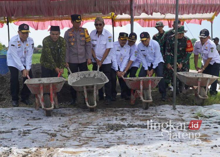 SIMBOLIS: Jajaran Forkopimda secara simbolis pelaksanaan Program TNI Manunggal Membangun Desa (TMMD) Sengkuyung I Tahun 2025 di Desa Kendengsidialit, Kecamatan Welahan, Kabupaten Jepara, pada Rabu, 19 Februari 2025. (Tomi Budianto/Lingkarjateng.id)