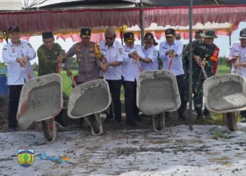 SIMBOLIS: Jajaran Forkopimda secara simbolis pelaksanaan Program TNI Manunggal Membangun Desa (TMMD) Sengkuyung I Tahun 2025 di Desa Kendengsidialit, Kecamatan Welahan, Kabupaten Jepara, pada Rabu, 19 Februari 2025. (Tomi Budianto/Lingkarjateng.id)