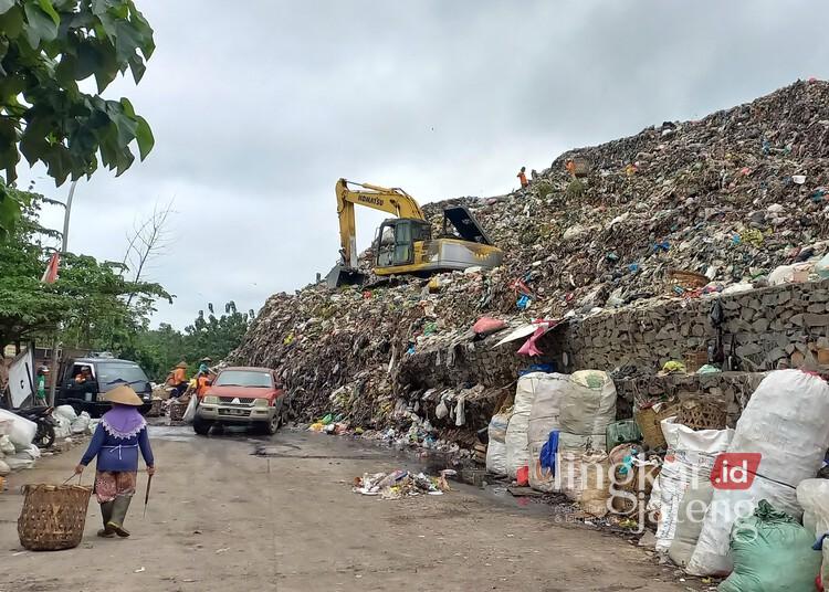 Tumpukan sampah di TPA Darupono, Kabupaten Kendal. (Arvian Maulana/Lingkarjateng.id)