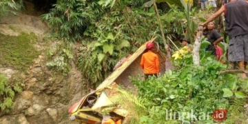 Para relawan saat mengevakuasi truk yang terjatuh ke jurang sedalam 10 meter. (Ahmad Abror/Lingkarjateng.id)