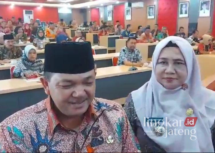 Ngesti Nugraha, Bupati Semarang sekaligus kader PDIP dan Ketua DPC PDIP Kabupaten Semarang saat memberikan keterangan mengenai penundaan keberangkatan Retret Kepala Daerah di Magelang, saat di Kantor Setda Kabupaten Semarang, Jumat (21/2). (Hesty Imaniar/Lingkarjateng.id)