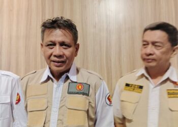 Sekretaris DPD Gerindra Jateng Heri Pudyatmoko (tengah),  Sekretaris Jenderal PP Satria Yoni Agung Triharto (kanan), saat diwawancara awak media di Oak Tree Emerald Hotel & Conventions Semarang, Jumat, 21 Februari 2025. (Syahril Muadz/Lingkarjateng.id)