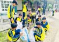 Para siswa saat mengikuti kerja bakti membersihkan jalan desa dan sekitar sekolah serta memilah sampah, Jumat (21/2). (Unggul Priambodo/Lingkarjateng.id)