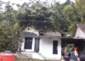 Kondisi rumah warga di Dukuh Petung RT 02 RW 02, Desa Tempur, Kecamatan Keling, Kabupaten Jepara yang tertimpa pohon tumbang akibat angin kencang, pada Rabu, 5 Februari 2025. (Tomi Budianto/Lingkarjateng.id)