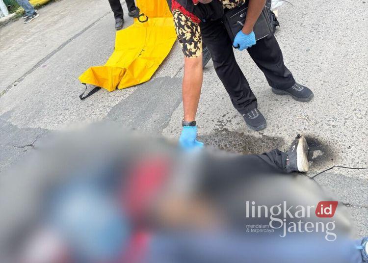 Dua teknisi dalam kondisi meninggal dunia usai tersengat listrik bertegangan tinggi saat hendak pasang jaringan wifi, Kamis (20/2). (M. Burhanudin Aslam/Lingkarjateng.id)