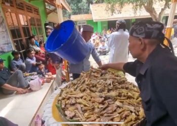 Warga saat sedang mempersiapkan ingkung yang sudah dipotong untuk tradisi Sewu Sempol. (Mohammad Fahtur Rohman/Lingkarjateng.id)