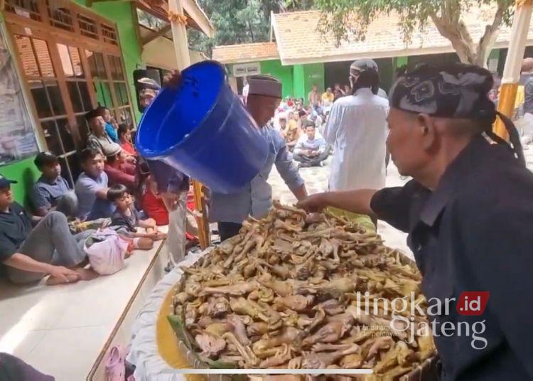 Warga saat sedang mempersiapkan ingkung yang sudah dipotong untuk tradisi Sewu Sempol. (Mohammad Fahtur Rohman/Lingkarjateng.id)