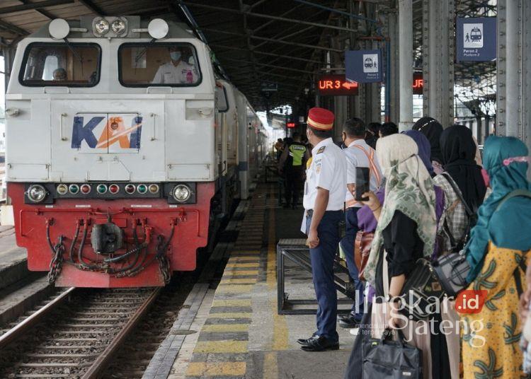 Ilustrasi kereta api di salah satu stasiun wilayah Daop 4 Semarang. (Ahmad Abror/Lingkarjateng.id)