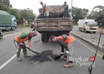 MENAMBAL JALAN: Pekerja sedang melakukan penambalan jalan berlubang di jalur pantura Kabupaten Batang, di Batang, Sabtu, 8 Februari 2025. (Pemkab Batang/Lingkarjateng.id)