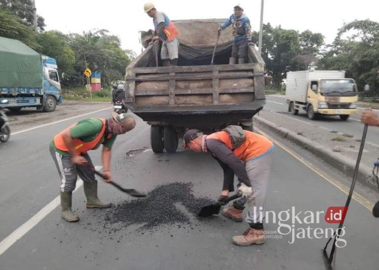 MENAMBAL JALAN: Pekerja sedang melakukan penambalan jalan berlubang di jalur pantura Kabupaten Batang, di Batang, Sabtu, 8 Februari 2025. (Pemkab Batang/Lingkarjateng.id)