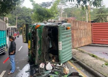 RINGSEK: Truk trailer Hino nopol H 8683 QA terguling setelah gagal menanjak di jalan lingkar selatan (JLS) Salatiga, Kamis, 20 Februari 2025. (Dok. Warga/Lingkarjateng.id)