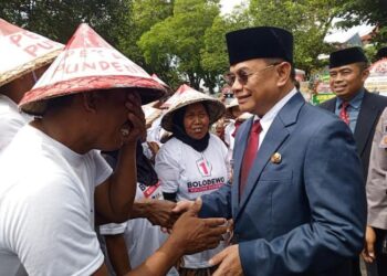 Bupati Pati, Sudewo saat menghampiri petani Pundenrejo di depan Kantor DPRD Kabupaten Pati Jumat, 21 Februari 2025. (Setyo N/Lingkarjateng.id)