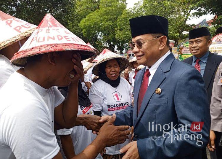 Bupati Pati, Sudewo saat menghampiri petani Pundenrejo di depan Kantor DPRD Kabupaten Pati Jumat, 21 Februari 2025. (Setyo N/Lingkarjateng.id)