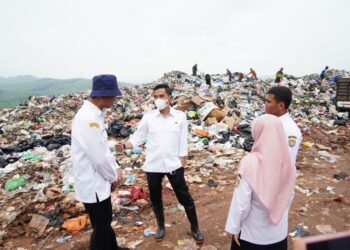 Wakil Bupati Kendal, Benny Karnadi, didampingi Kepala DLH Kendal saat meninjau kondisi TPA Darupono yang overload baru-baru ini. (Dok. Prokopim Setda Kendal/Lingkarjateng.id)