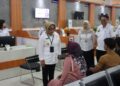 SIDAK: Wakil Bupati Blora, Sri Setyorini, berinteraksi dengan warga yang mengantre di Mal Pelayanan Publik pada Rabu, 26 Februari 2025. (Prokompim Blora/Lingkarjateng.id)
