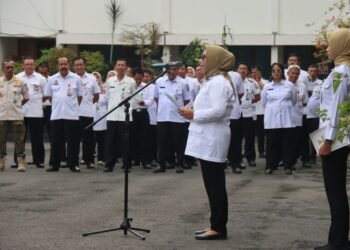 Wakil Bupati Blora, Sri Setyorini, saat memimpin apel perdana di Halaman Kantor Sekretariat Daerah (Setda) Kabupaten Blora pada Rabu, 26 Februari 2025. (Dok. HMS/Lingkarjateng.id)